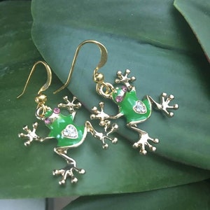 Frog Earrings,Frog Lovers Gift,Frog Jewelry,Toad Earrings,Dangle Frog Earrings,Bufonidae,Amphibians,Frog Farmer,Frogger,Green Frog Earrings