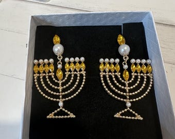 Pendientes colgantes de menorá de Hanukkah con perlas artificiales