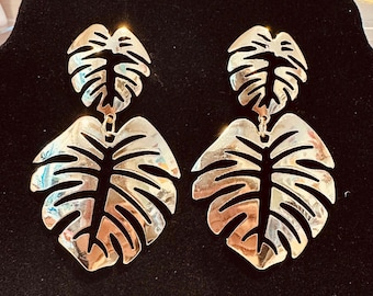 Pendientes de hoja de monstera, dorados, grandes, llamativos, joyería tropical, diseño de planta, fenestrados, hojas partidas.