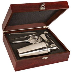 Elegant rosewood finish martini cocktail shaker gift set with stainless steel bar tools, including a shaker, strainer, stirrer, ice tongs, and double jigger. The tools are neatly arranged in a black foam-lined interior for a secure and professional presentation. Perfect personalized gift for groomsmen, weddings, anniversaries, Father’s Day, or holiday celebrations. A must-have bartending set for home mixologists and cocktail lovers.