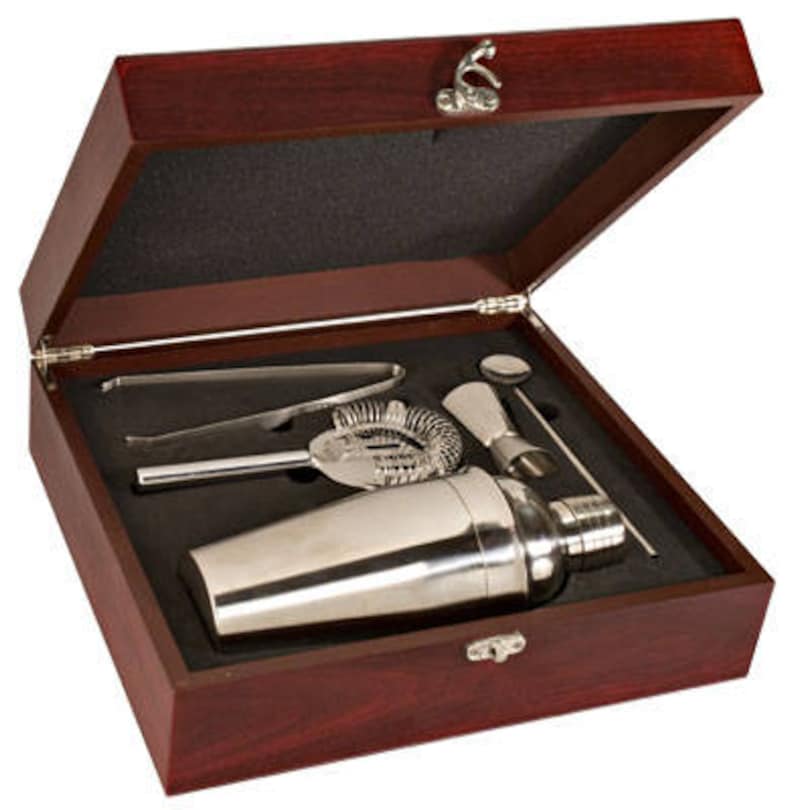 Elegant rosewood finish martini cocktail shaker gift set with stainless steel bar tools, including a shaker, strainer, stirrer, ice tongs, and double jigger. The tools are neatly arranged in a black foam-lined interior for a secure and professional presentation. Perfect personalized gift for groomsmen, weddings, anniversaries, Father’s Day, or holiday celebrations. A must-have bartending set for home mixologists and cocktail lovers.