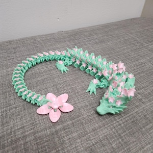 3Dプリントの桜モチーフの可動式ドラゴン | かわいい桜のギフト | フレキシブルなおもちゃ | ファンタジーなコレクション | オプションのドラゴンの卵