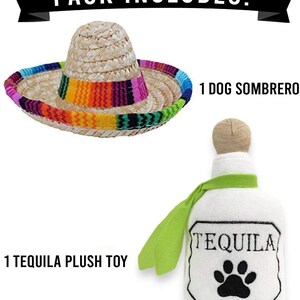 Op de afbeelding: Een set van twee hondenspeelgoed, een strooien sombrero en een pluche tequilafles. De sombrero is veelkleurig met een regenboogpatroon. De tequilafles is wit met een groene sjaal en het woord "Tequila" erop gedrukt.