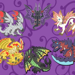 Puede incluir: Colección de siete pines esmaltados de dragones coloridos. Cada pin presenta un diseño de dragón único con varios colores, incluyendo blanco, gris, amarillo, negro, verde, morado y rojo. Sobre un fondo morado con un patrón de remolinos.