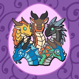 Puede incluir: Cinco personajes de dragones de dibujos animados con escamas y alas de diferentes colores. Los dragones están en círculo, mirando hacia afuera. Los dragones sonríen todos y tienen expresiones amigables.