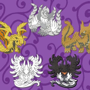 Può includere: Cinque spille smaltate raffiguranti creature fantasy. Le spille presentano disegni dettagliati in oro, argento e nero, con ali, artigli e denti affilati. Su sfondo viola con un motivo a spirale.