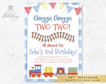 Pode incluir: Um convite em xadrez azul e branco com um tema de trem. O convite diz "Chugga Chugga Two Two!" e "All aboard for Zeke's 2nd Birthday!" O convite também inclui a data, a hora e o local da festa. O convite mede 12,7 x 17,8 cm.