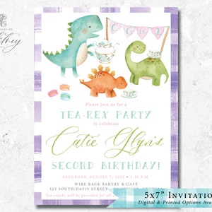 Puede incluir: Una invitaci&oacute;n de 12,7 x 17,8 cm para un segundo cumplea&ntilde;os. La invitaci&oacute;n presenta una ilustraci&oacute;n de acuarela de tres dinosaurios, una taza de t&eacute; y macarons. El texto de la invitaci&oacute;n dice: "Por favor, &uacute;nase a nosotros para una fiesta de t&eacute;-rex para celebrar el segundo cumplea&ntilde;os de Catie Glynis! S&aacute;bado, 7 de agosto de 2021, 3:30 p. m. Wire Rack Bakery & Cafe 323 South Davis Street. Se proporcionar&aacute;n refrigerios para todos."