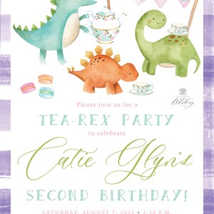 Puede incluir: Un fondo de cuadros vichy morado y blanco con una invitaci&oacute;n a una fiesta de t&eacute; para el segundo cumplea&ntilde;os de un ni&ntilde;o. La invitaci&oacute;n presenta una ilustraci&oacute;n de acuarela de tres dinosaurios, una tetera, tazas de t&eacute; y macarons. El texto dice "Por favor, &uacute;nase a nosotros para una fiesta de t&eacute;-rex para celebrar el segundo cumplea&ntilde;os de Catie Glyn!" La fiesta es el s&aacute;bado 7 de agosto de 2021 a las 3:30 p. m. en Wire Rack Bakery & Cafe, 323 South Davis Street, Nashville, Georgia. Se proporcionar&aacute;n refrigerios de t&eacute; para todos los ni&ntilde;os que asistan a la fiesta.