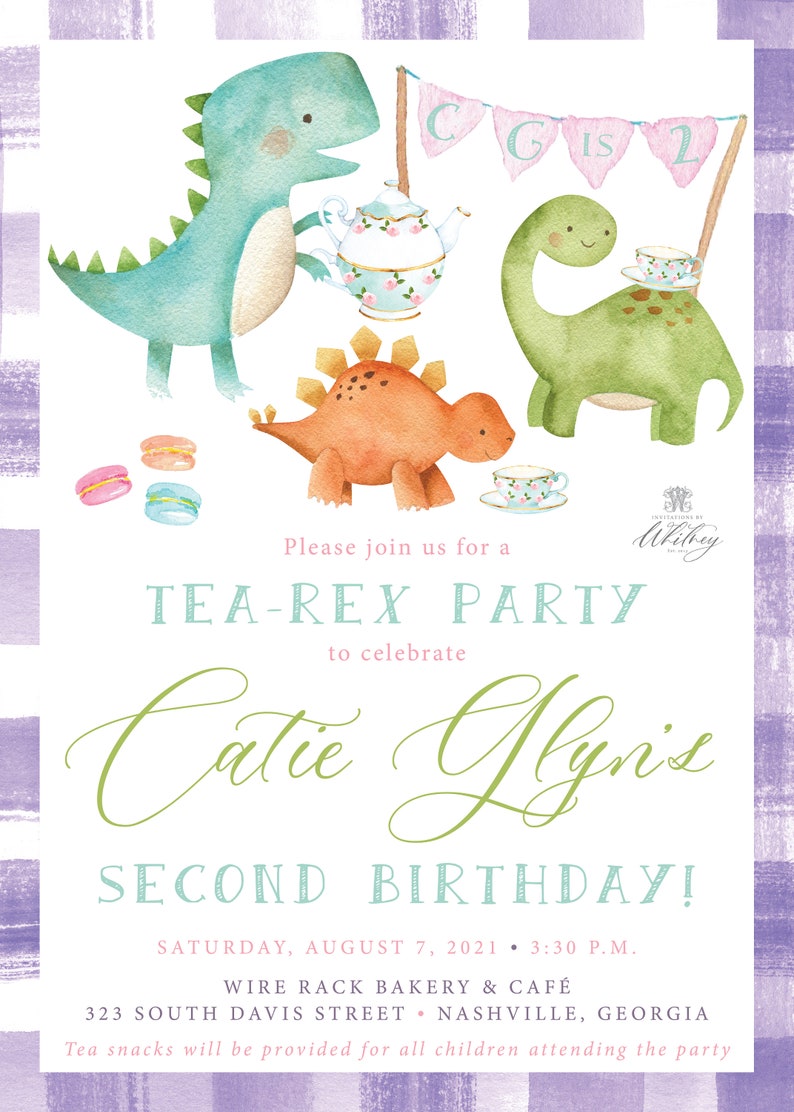 Puede incluir: Un fondo de cuadros vichy morado y blanco con una invitaci&oacute;n a una fiesta de t&eacute; para el segundo cumplea&ntilde;os de un ni&ntilde;o. La invitaci&oacute;n presenta una ilustraci&oacute;n de acuarela de tres dinosaurios, una tetera, tazas de t&eacute; y macarons. El texto dice "Por favor, &uacute;nase a nosotros para una fiesta de t&eacute;-rex para celebrar el segundo cumplea&ntilde;os de Catie Glyn!" La fiesta es el s&aacute;bado 7 de agosto de 2021 a las 3:30 p. m. en Wire Rack Bakery & Cafe, 323 South Davis Street, Nashville, Georgia. Se proporcionar&aacute;n refrigerios de t&eacute; para todos los ni&ntilde;os que asistan a la fiesta.