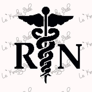 Puede incluir: Imagen en píxeles en blanco y negro del símbolo médico, el Caduceo, con las letras RN debajo.