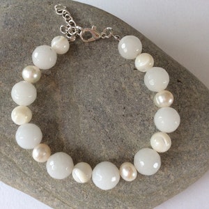 White Jade, Freshwater Pearl and Mother of Pearl Gem Bead Bracelet