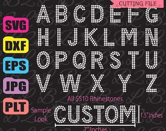 Könnte beinhalten: Ein Satz Alphabetbuchstaben aus weißen Strasssteinen. Die Buchstaben sind in Reihen angeordnet, mit dem Wort "CUSTOM" am unteren Rand. Die Buchstaben sind 1,5 Zoll hoch und 7 Zoll breit. Das Bild enthält den Text "All SS10 Rhinestones" und "Cutting File".