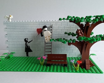 Lego© Banksy - Niña y globo en forma de corazón - Escena de arte callejero - Construido y pintado a mano.