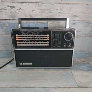 Bush VTR178 Multiband Nätbatteri Bärbar Radio MW KV VHF Japan 1973 I Fantastiskt Skick