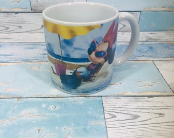 Taza grande de 473 ml (16 oz) de Minnie Mouse tumbada en la playa de Disney Store