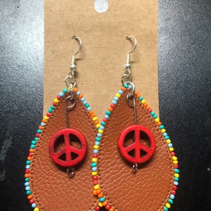 Pendientes de signo de la paz de cuero con cuentas de arcoíris / Pendientes de signo de la paz de cuero