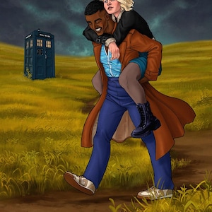 Puede incluir: Un hombre y una mujer caminan por un campo. El hombre lleva a la mujer a cuestas. Ambos sonríen. La mujer lleva un abrigo marrón y un vestido azul. El hombre lleva una camisa azul y pantalones vaqueros azules. Hay una cabina de policía azul en el fondo.