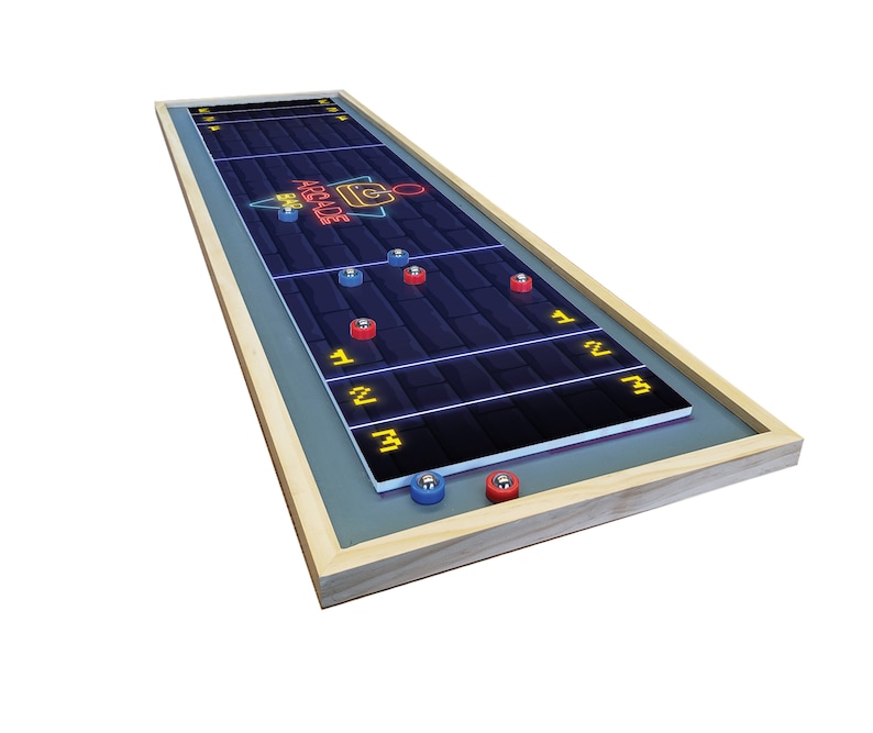 K&ouml;nnte beinhalten: Ein Spielbrett aus Holz mit einer schwarzen und blauen Oberfl&auml;che. Das Brett hat ein Neon-Schild mit der Aufschrift "Arcade" und gelbe Zahlen 1, 2 und 3. Auf dem Brett befinden sich rote und blaue Spielsteine.