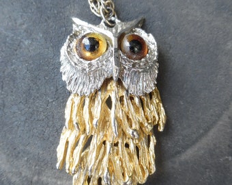 Moving owl pendant