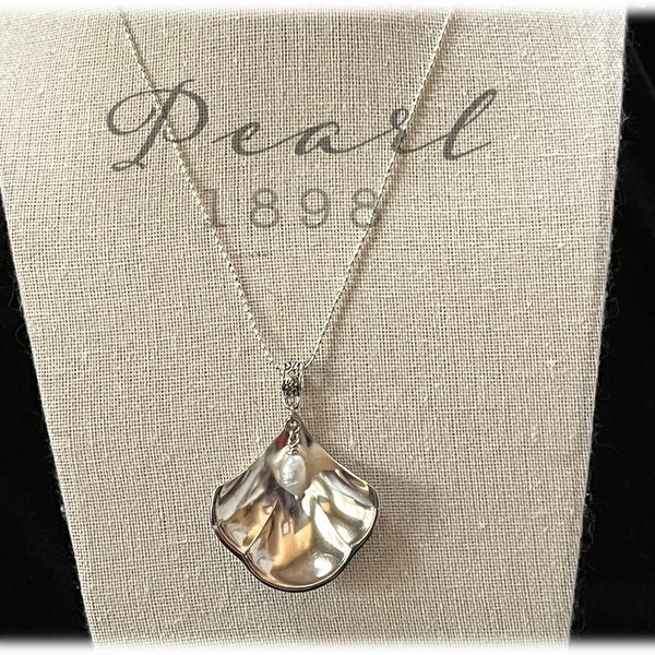 Pendentif coquillage Pearl 1898 plaqué argent, bol en coquillage, perle d'eau douce, poids léger, chaîne de perles de 18 po.