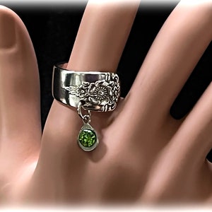Frühling Charm Löffel Ring, Birthstone Charm, Upcycling Versilberter Löffel Ring, circa 1950, Floral