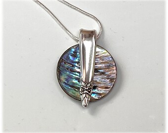 Abalone Garland Demitasse Pendant, Mid Century 1965 Silverplate, Rainbow Color Shell, Collier coloré