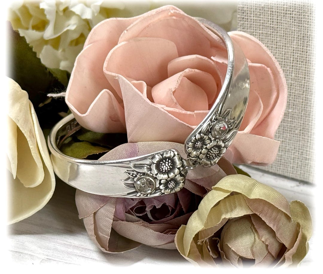 アップサイクルされたシルバースプーンブレスレット：1950年代の花柄