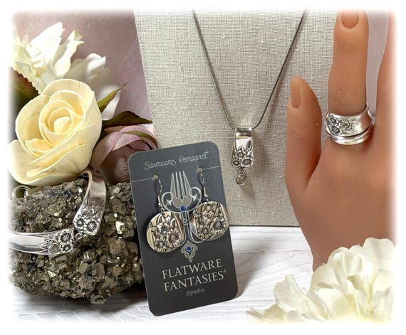 アップサイクルされたシルバースプーンブレスレット：1950年代の花柄