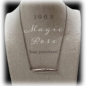 Peut inclure: Un collier en argent avec un pendentif en forme de barre qui dit "1963 Magic Rose bar pendant".