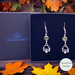 Claddagh oorbellen - Connemara marmeren oorbellen - Keltische oorbellen - Natuurlijke edelsteen oorbellen - Liefdessymbool oorbellen - Zilveren 925 oorbelhaak
