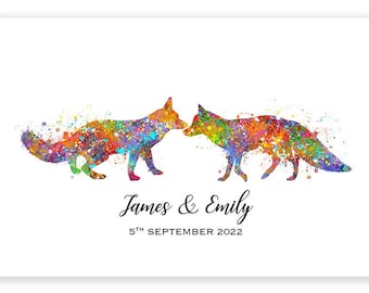 Puede incluir: Una pintura de acuarela de dos zorros que se miran, con salpicaduras de pintura de colores. Los zorros se besan. El texto "James & Emily 5th September 2022" está debajo de los zorros.