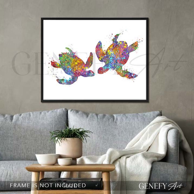 Puede incluir: Una pintura de acuarela de dos tortugas marinas coloridas nadando sobre un fondo blanco. Las tortugas est&aacute;n delineadas en negro y rellenas de una variedad de colores, incluyendo azul, verde, amarillo, naranja y morado.