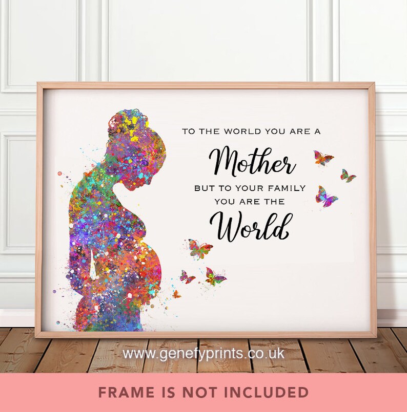 Puede incluir: Una pintura de acuarela de una mujer embarazada con mariposas. El texto dice "Para el mundo eres una madre, pero para tu familia eres el mundo".