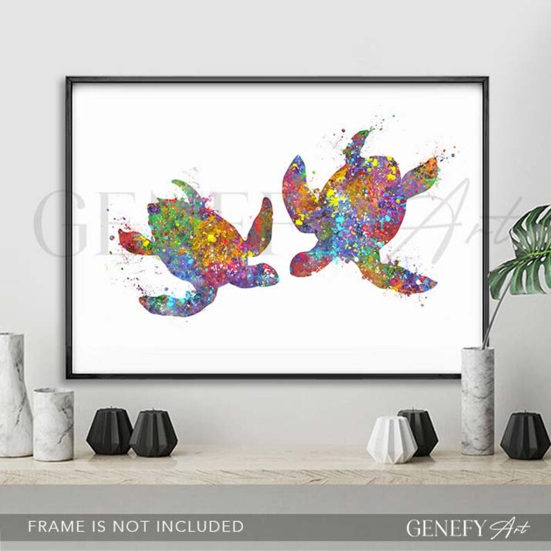 Puede incluir: Una pintura de acuarela de dos tortugas marinas nadando en un estilo abstracto y colorido. Las tortugas est&aacute;n delineadas en negro y llenas de una variedad de colores, incluyendo azul, verde, amarillo y naranja. El fondo es blanco.