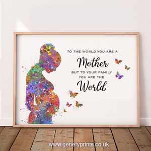 Puede incluir: Una pintura de acuarela de una mujer embarazada con un dise&ntilde;o abstracto y colorido. El texto dice "Para el mundo eres una madre, pero para tu familia eres el mundo".