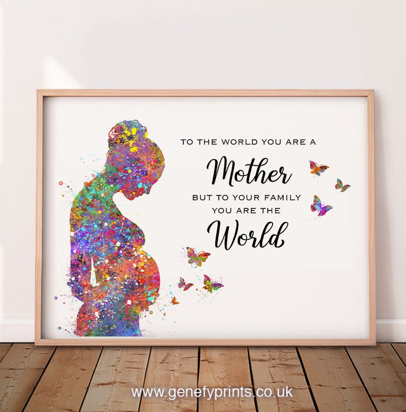 Puede incluir: Una pintura de acuarela de una mujer embarazada con un dise&ntilde;o abstracto y colorido. El texto dice "Para el mundo eres una madre, pero para tu familia eres el mundo".