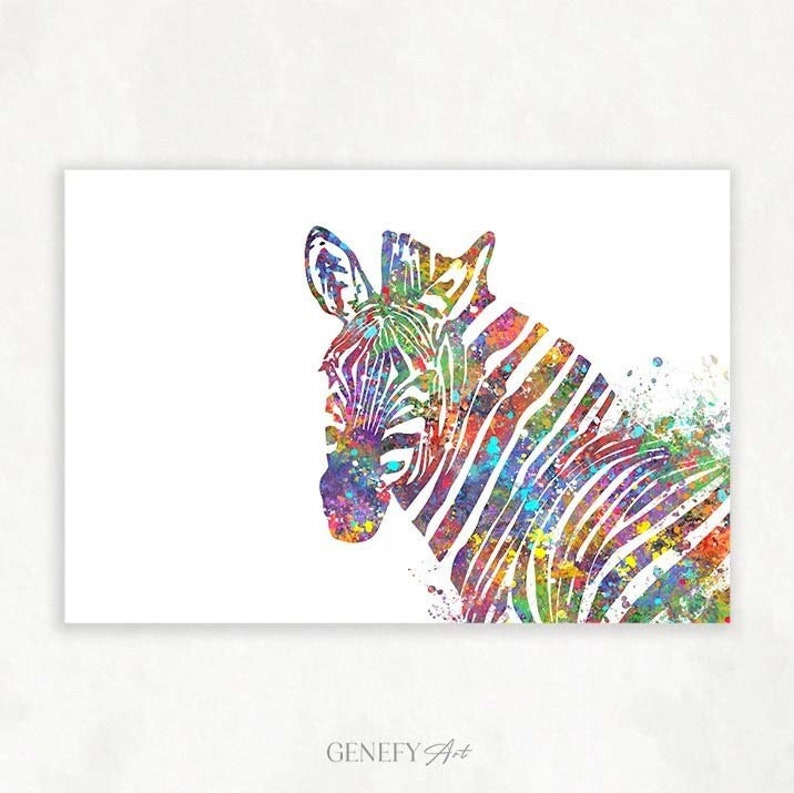 Puede incluir: Una pintura acuarela colorida de la cabeza y el cuello de una cebra. La cebra est&aacute; representada con un patr&oacute;n de rayas blancas y negras, con salpicaduras de color en toda la imagen. El fondo es blanco.