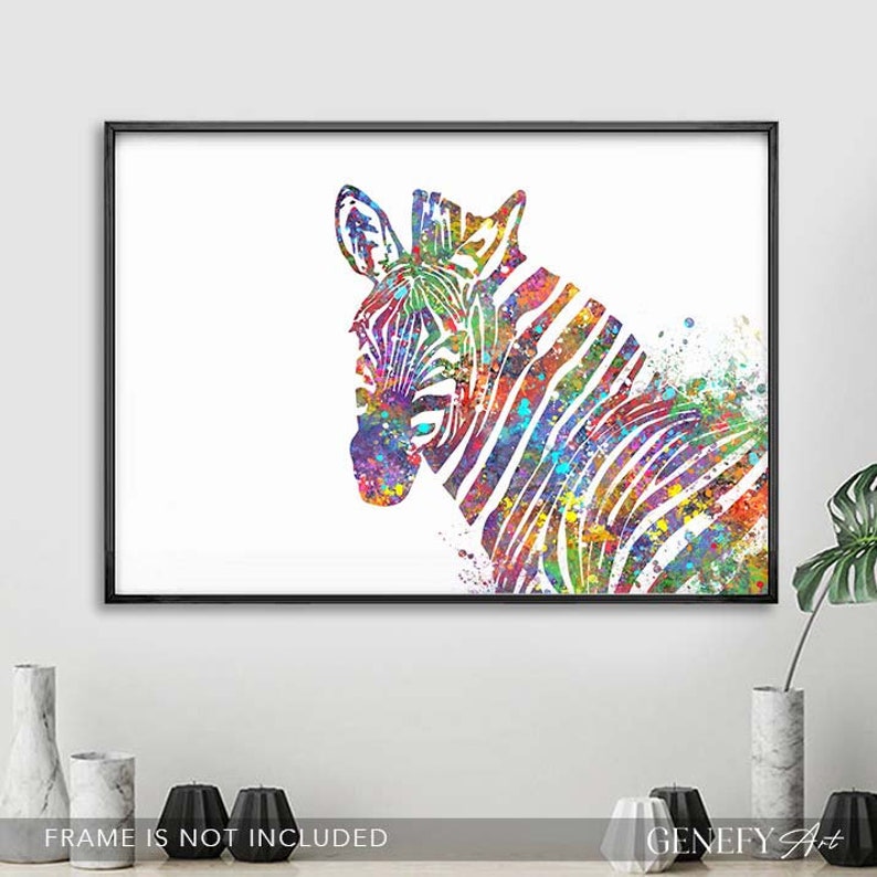 Puede incluir: Una pintura acuarela colorida de la cabeza y el cuello de una cebra. La cebra est&aacute; representada en un arco&iacute;ris vibrante de colores, con salpicaduras de pintura a su alrededor.