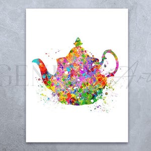 Op de afbeelding: Een aquarel schilderij van een theepot met een kleurrijk splatter ontwerp. De theepot is wit met een kleurrijk splatter ontwerp van roze, blauw, groen, geel en oranje.