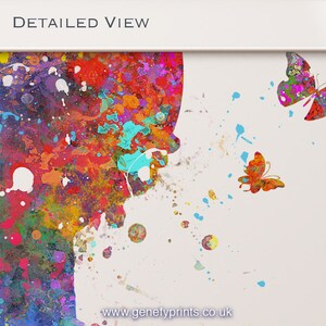 Puede incluir: Pintura abstracta de acuarela de un rostro con salpicaduras de colores y dos mariposas. El texto "www.genefyprints.co.uk" est&aacute; en la parte inferior de la imagen.