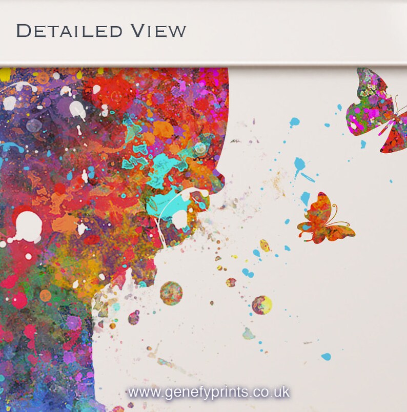 Puede incluir: Pintura abstracta de acuarela de un rostro con salpicaduras de colores y dos mariposas. El texto "www.genefyprints.co.uk" est&aacute; en la parte inferior de la imagen.