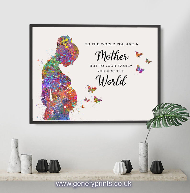 Puede incluir: Una pintura de acuarela de una mujer embarazada con mariposas. El texto dice "Para el mundo eres una madre, pero para tu familia eres el mundo."