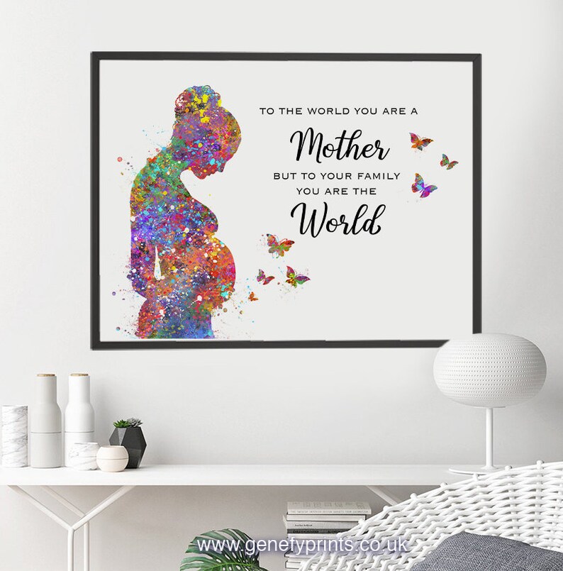 Puede incluir: Una pintura de acuarela de una mujer embarazada con mariposas volando a su alrededor. El texto dice "Para el mundo eres una madre, pero para tu familia eres el mundo."