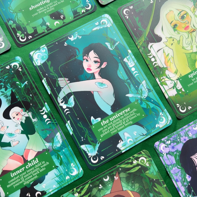 Peut inclure: Un ensemble de cartes de tarot avec des illustrations et du texte. Les cartes pr&eacute;sentent des images de femmes, de papillons et d'&eacute;l&eacute;ments naturels dans des tons de vert, de bleu et de violet. Le texte sur les cartes comprend des phrases comme "l'univers" et "enfant int&eacute;rieur".