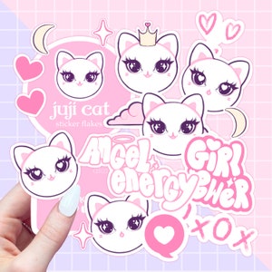 Puede incluir: Un conjunto de pegatinas "juji cat" en tonos rosa pastel y blanco. Las pegatinas presentan adorables caras de gatos de dibujos animados con ojos grandes, corazones, coronas y las frases "Angel Energy" y "Girl Power".