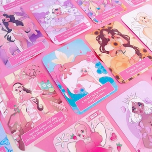 Puede incluir: Un conjunto de cartas de oráculo rosas y pastel con ilustraciones de mujeres y elementos florales. Cada carta tiene un diseño único y texto, incluyendo frases como "viaje, movimiento, exploración" y "una conexión del alma, amor mágico."