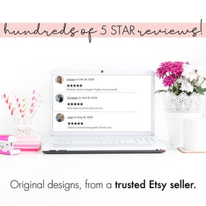 Puede incluir: Una pantalla de computadora port&aacute;til que muestra comentarios positivos de clientes con cinco estrellas. El texto en la pantalla dice "hundreds of 5 STAR reviews!" e incluye comentarios de clientes con fechas y comentarios. La computadora port&aacute;til est&aacute; sobre una superficie blanca con una grapadora rosa, un portavasos de rayas rosa y blancas y un jarr&oacute;n blanco con flores rosas y blancas.