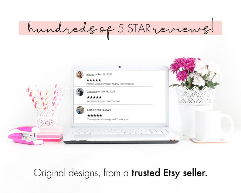 Puede incluir: Una pantalla de computadora port&aacute;til que muestra comentarios positivos de clientes con cinco estrellas. El texto en la pantalla dice "hundreds of 5 STAR reviews!" e incluye comentarios de clientes con fechas y comentarios. La computadora port&aacute;til est&aacute; sobre una superficie blanca con una grapadora rosa, un portavasos de rayas rosa y blancas y un jarr&oacute;n blanco con flores rosas y blancas.