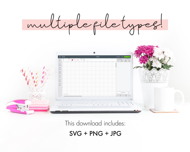K&ouml;nnte beinhalten: Ein Laptop mit einem Designprogramm, das auf dem Bildschirm ge&ouml;ffnet ist. Der Text "multiple file types!" wird in Pink &uuml;ber dem Laptop angezeigt. Der Download beinhaltet SVG-, PNG- und JPG-Dateien.